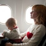 Реакция пассажирки самолета на плач ребенка взорвала Интернет