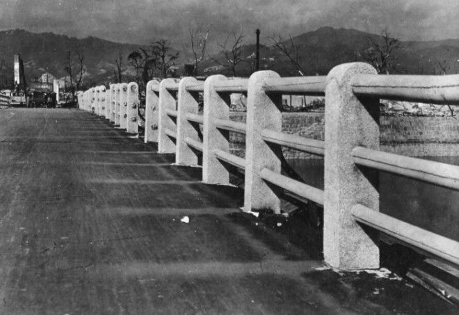 Вид на мост через реку Ота в разрушенном городе Хиросима в 1945 году