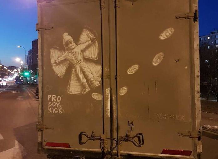 Очень необычный и красивый вид творчества: человек рисует на грязном налете грузовиков 58