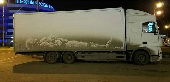 Очень необычный и красивый вид творчества: человек рисует на грязном налете грузовиков 59