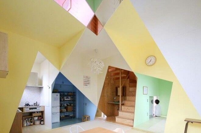 Дом, напоминающий геометрическую абстракцию.