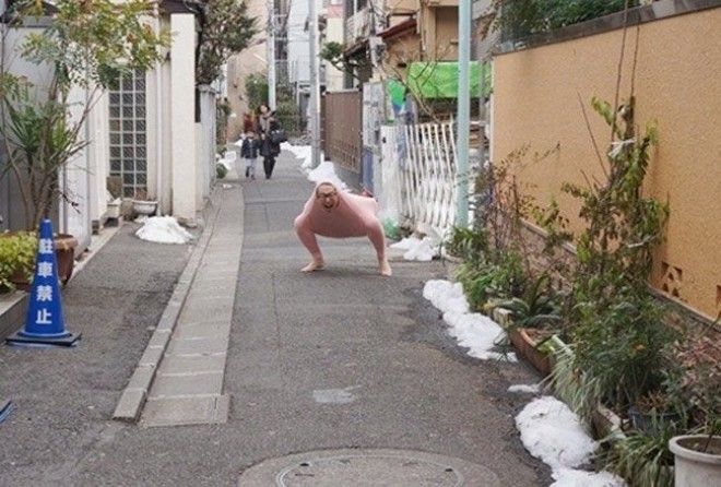 японец согреться при попомщи одного свитера холотдно