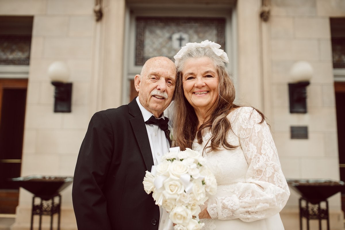 Пара отметила 50 лет брака, повторив свои свадебные снимки. И пользователи сети были тронуты до глубины души 36