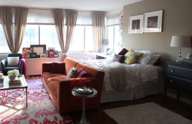 Отделить спальную зону от гостиной можно с помощью мягкой мебели
