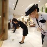 Почему в Японии лучше не заходить в лифт первым