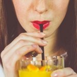 Почему лучше не пить через пластиковую трубочку