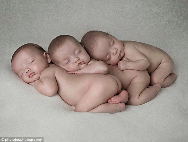 В британской семье родились абсолютно идентичные тройняшки 28