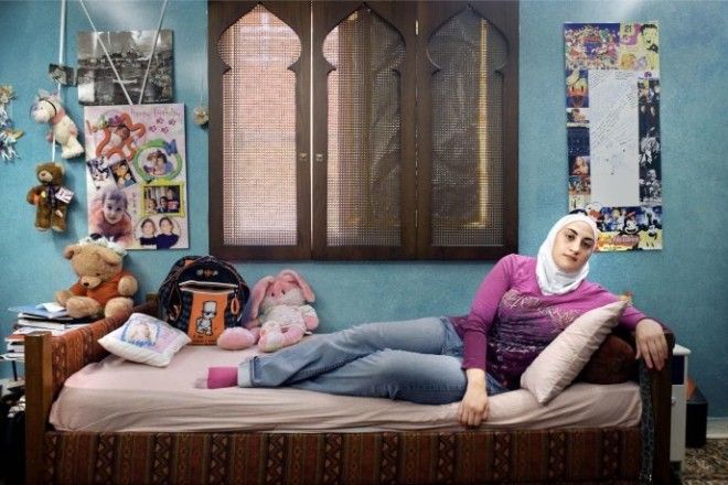 Фотограф показал, как выглядят спальни подростков из разных миров 33