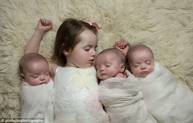 В британской семье родились абсолютно идентичные тройняшки 32