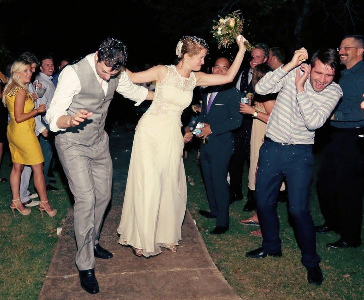 20 случайных фотографий, раскрывающих смешные моменты, которые произошли на свадебных церемониях 80