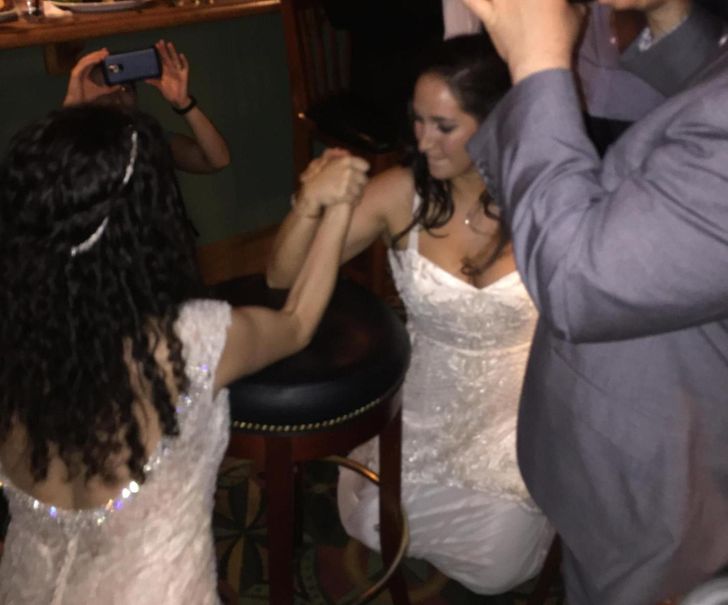 20 случайных фотографий, раскрывающих смешные моменты, которые произошли на свадебных церемониях 62