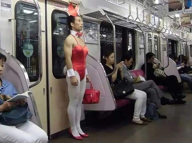 15 фотографий крайне необычных персонажей, которых доводилось встречать пассажирам метро 47