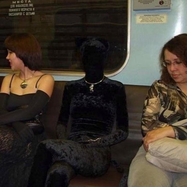 15 фотографий крайне необычных персонажей, которых доводилось встречать пассажирам метро 51