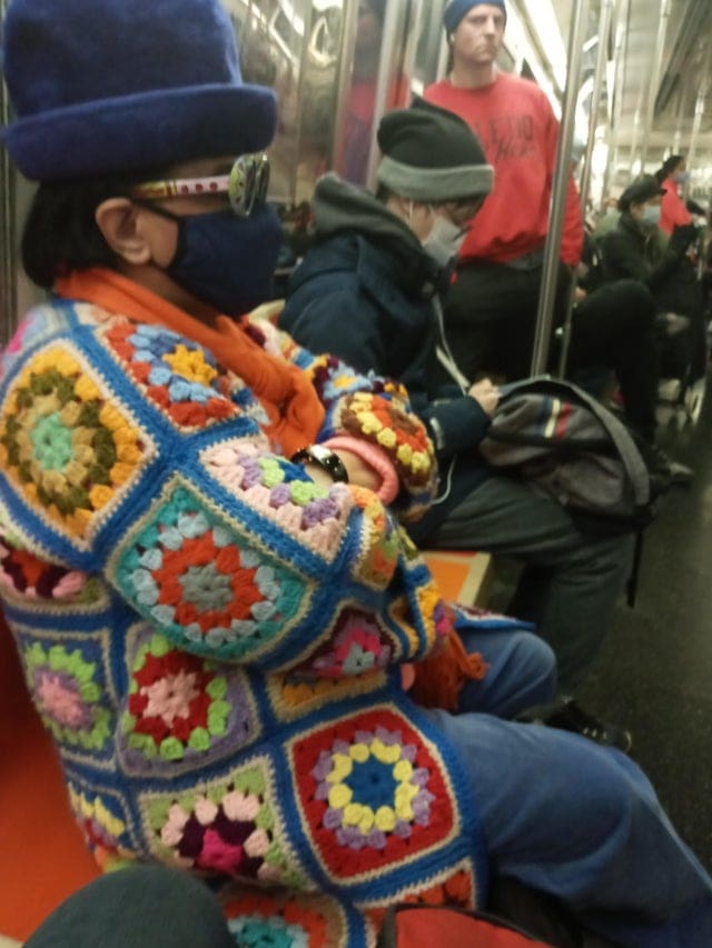 15 фотографий крайне необычных персонажей, которых доводилось встречать пассажирам метро 50