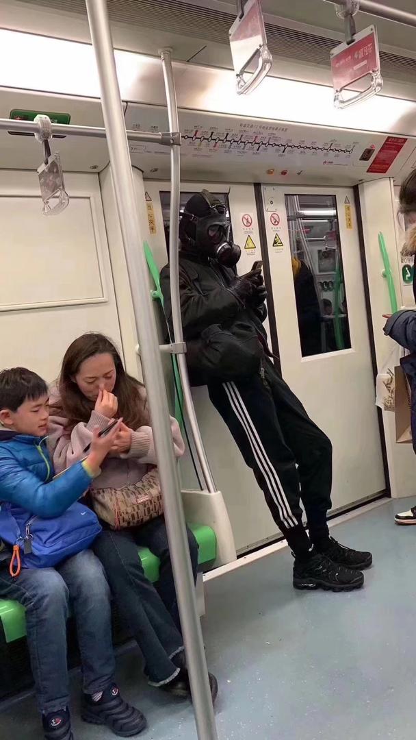 15 фотографий крайне необычных персонажей, которых доводилось встречать пассажирам метро 53