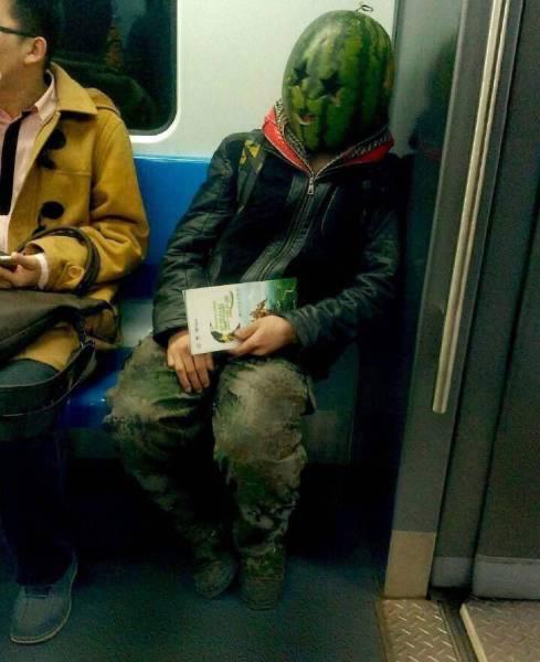 15 фотографий крайне необычных персонажей, которых доводилось встречать пассажирам метро 54