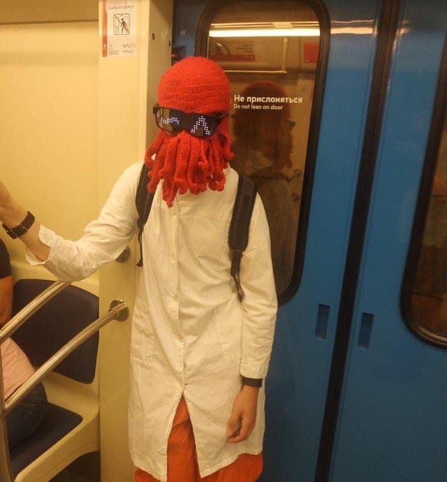 15 фотографий крайне необычных персонажей, которых доводилось встречать пассажирам метро 55