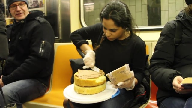 15 фотографий крайне необычных персонажей, которых доводилось встречать пассажирам метро 57