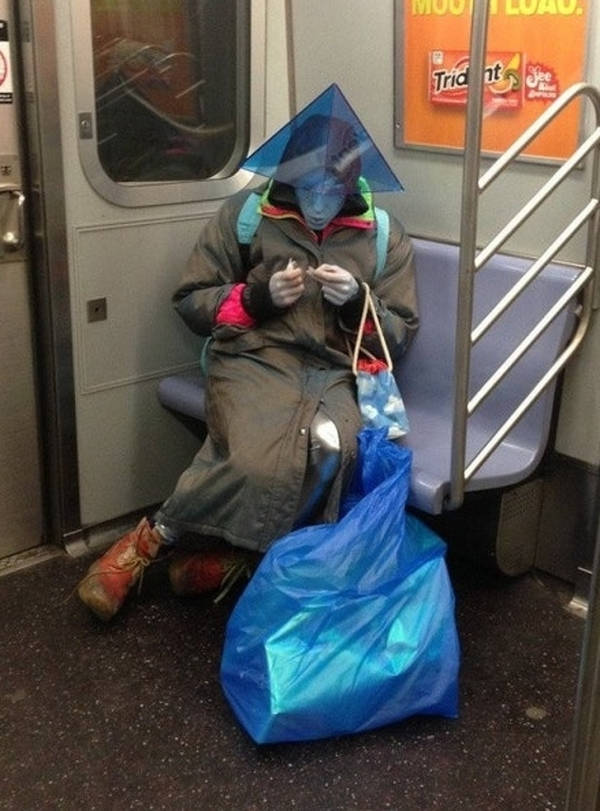 15 фотографий крайне необычных персонажей, которых доводилось встречать пассажирам метро 59