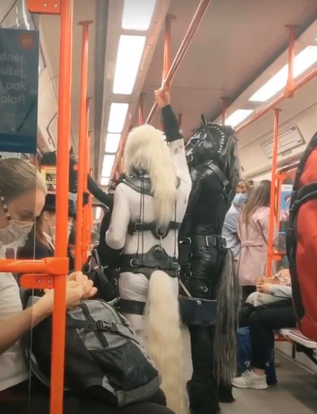 15 фотографий крайне необычных персонажей, которых доводилось встречать пассажирам метро 56