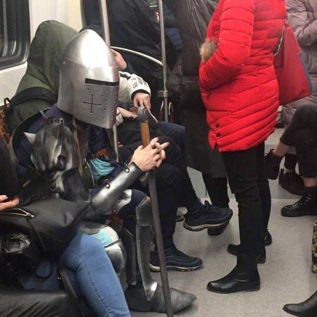 15 фотографий крайне необычных персонажей, которых доводилось встречать пассажирам метро 58