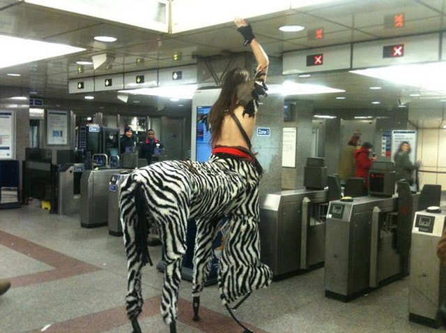 15 фотографий крайне необычных персонажей, которых доводилось встречать пассажирам метро 60