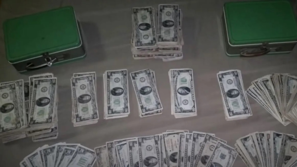 Мужчина нашел сумки набитую деньгами во время ремонта в доме и понял, что сказочно богат 24