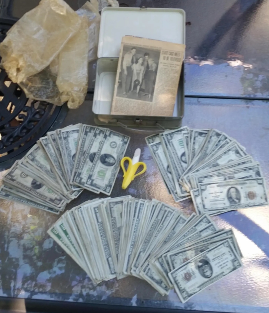 Мужчина нашел сумки набитую деньгами во время ремонта в доме и понял, что сказочно богат 23