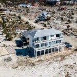 Сильнейший ураган в Мексике снес почти все пляжные дома, кроме одного...