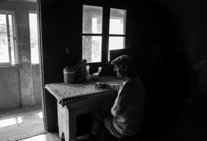 Фотограф собрал истории стариков, живущих в полном одиночестве 34