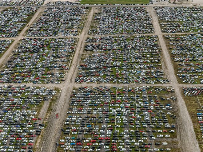 Поврежденные наводнением автомобили Бейтаун Техас США 2017 год