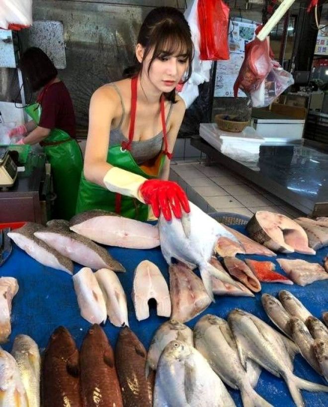 Лю Пэнпэн Liu Pengpeng самая красивая продавщица рыбы самая красивая продавщица рыбы из Китая модель продавщица рыбы модель продает рыбу