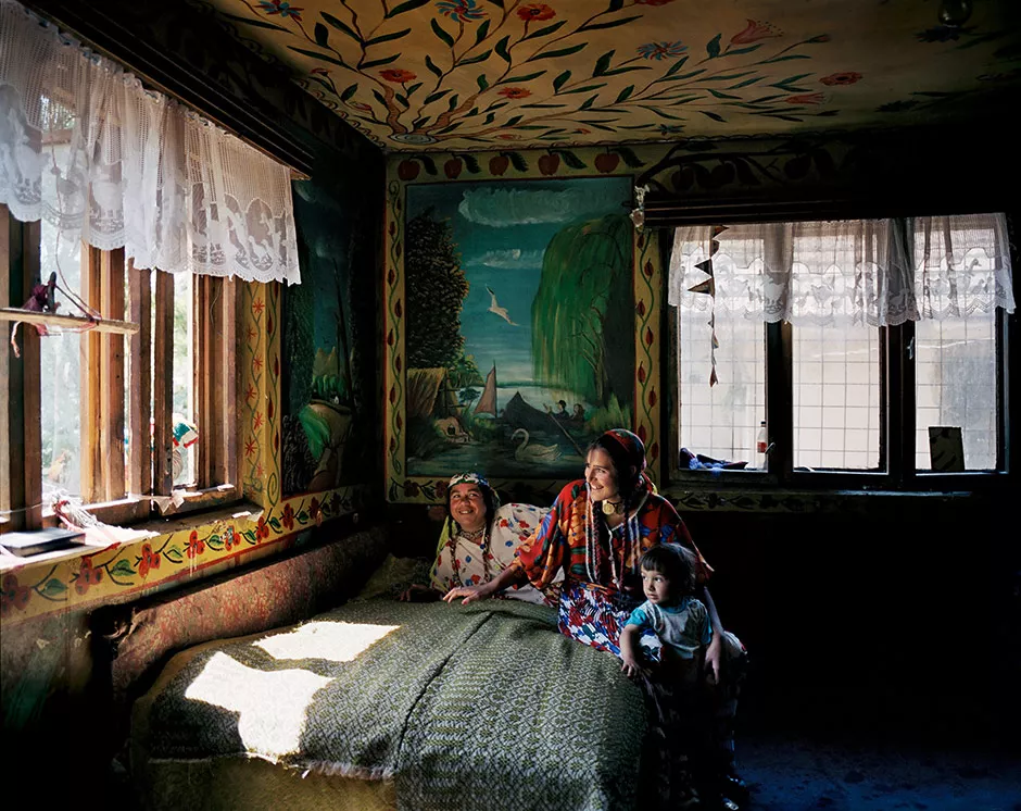 Датчанин 6 лет фотографировал цыган 21 века в разных странах, показывая их жизнь такой, как она есть 80