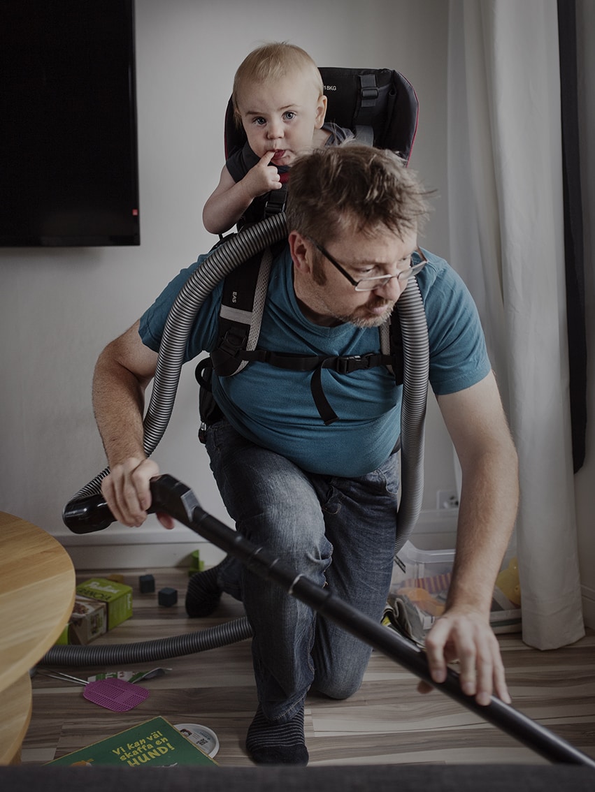 Не только мама: шведский фотограф показал отцов, выбравших сложный путь декрета 52