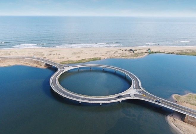Круглый, недостроенный и бесконечный — 10 самых необычных мостов мира 56