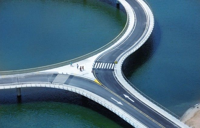 Круглый, недостроенный и бесконечный — 10 самых необычных мостов мира 55