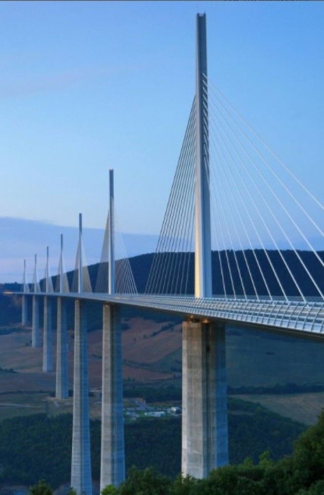 Круглый, недостроенный и бесконечный — 10 самых необычных мостов мира 60