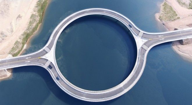 Круглый, недостроенный и бесконечный — 10 самых необычных мостов мира 57