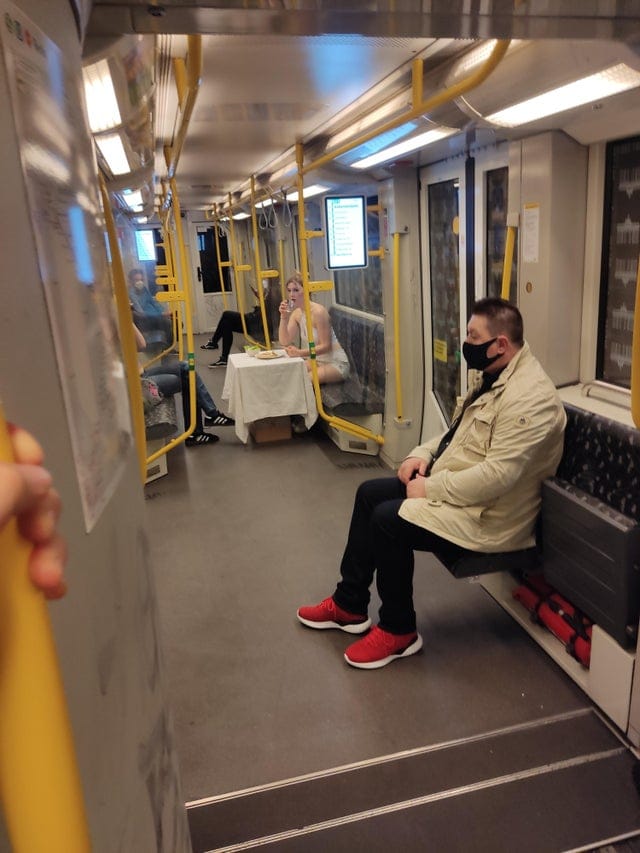 16 фотографий из общественного транспорта, на которых можно увидеть весьма странных и экзотичных пассажиров 57