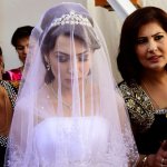 Невеста в Узбекистане выиграла в конкурсе на свадьбе и получила по голове от суженного