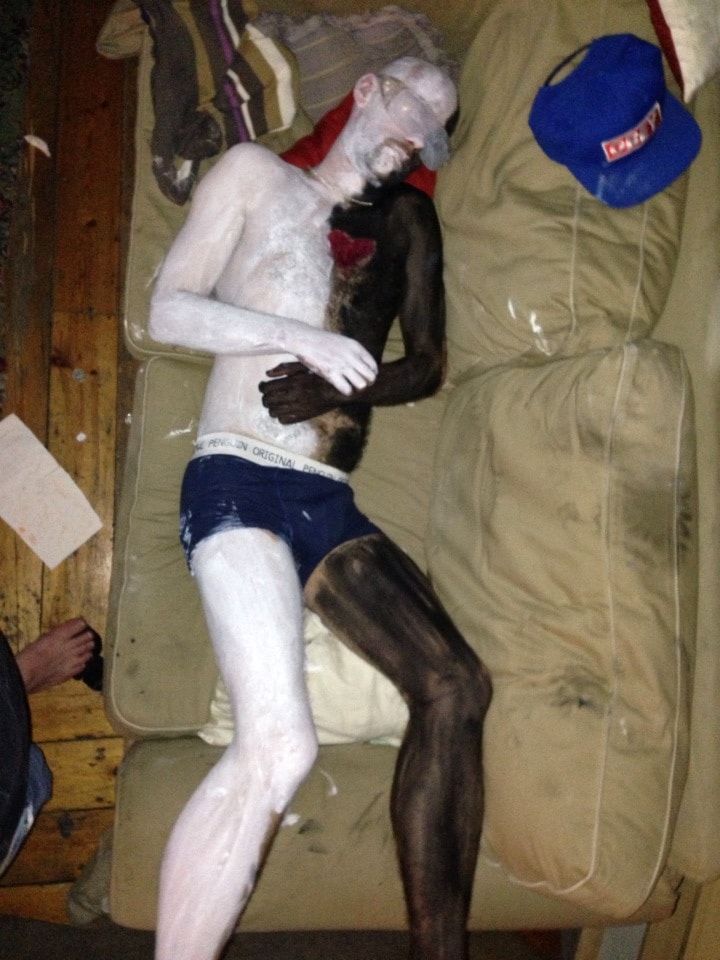 17 фото, демонстрирующих, что бывает с бедолагой, который первым уснул во время бурной вечеринки 58