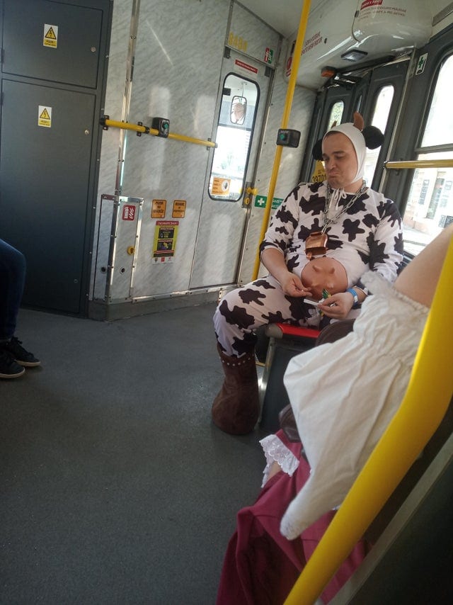 16 фотографий из общественного транспорта, на которых можно увидеть весьма странных и экзотичных пассажиров 52