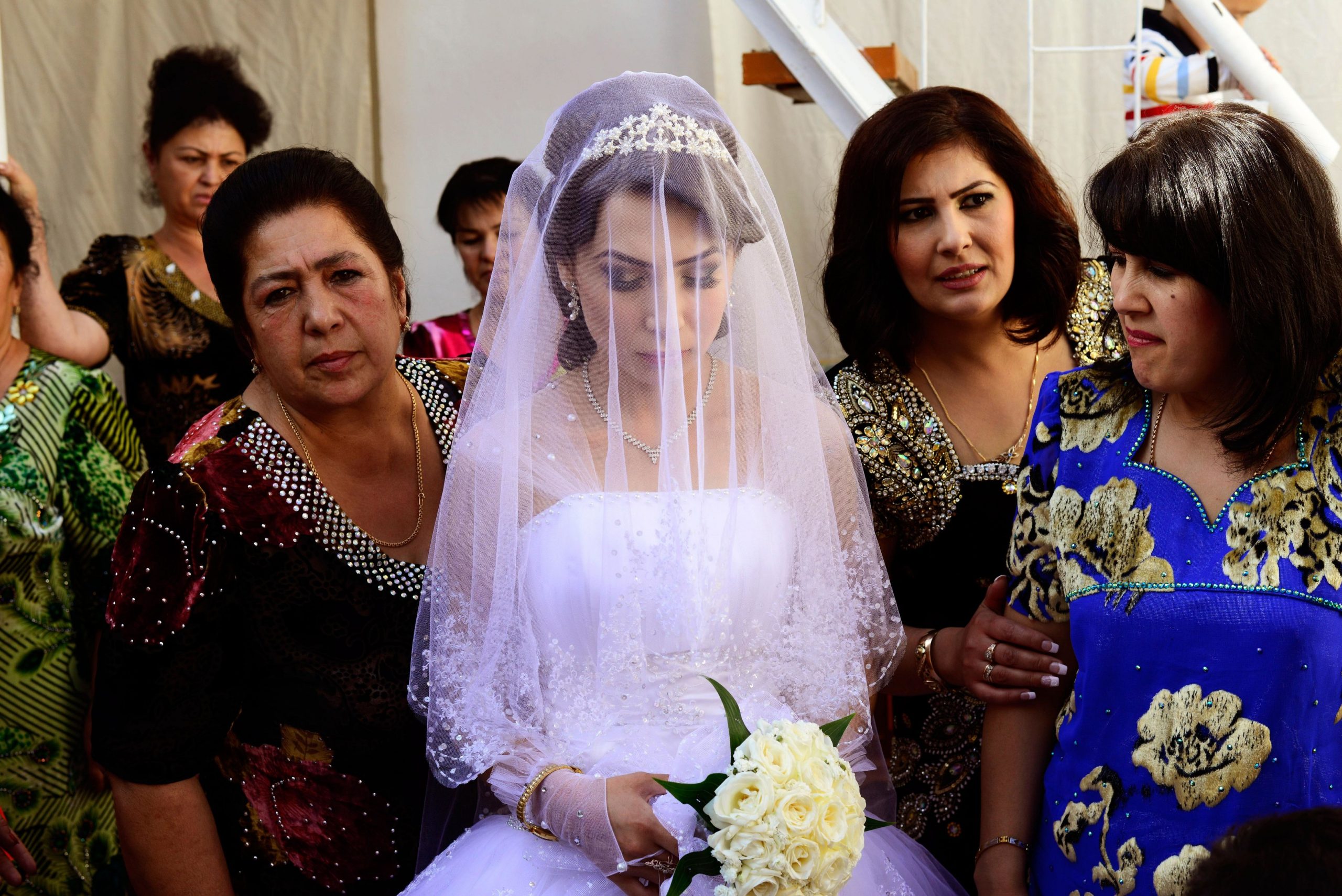 Невеста в Узбекистане выиграла в конкурсе на свадьбе и получила по голове от суженного 4