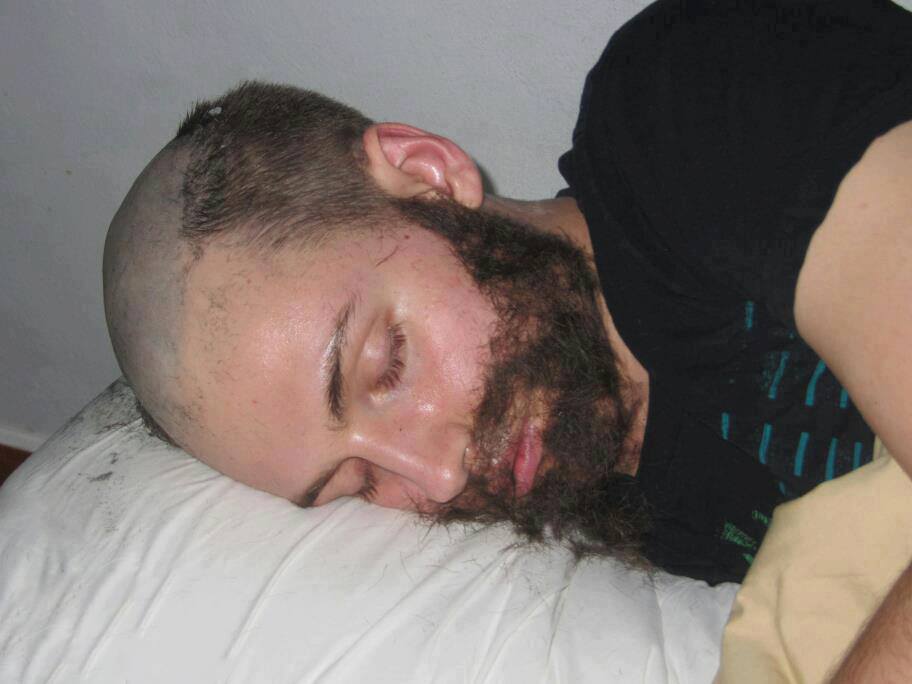 17 фото, демонстрирующих, что бывает с бедолагой, который первым уснул во время бурной вечеринки 64