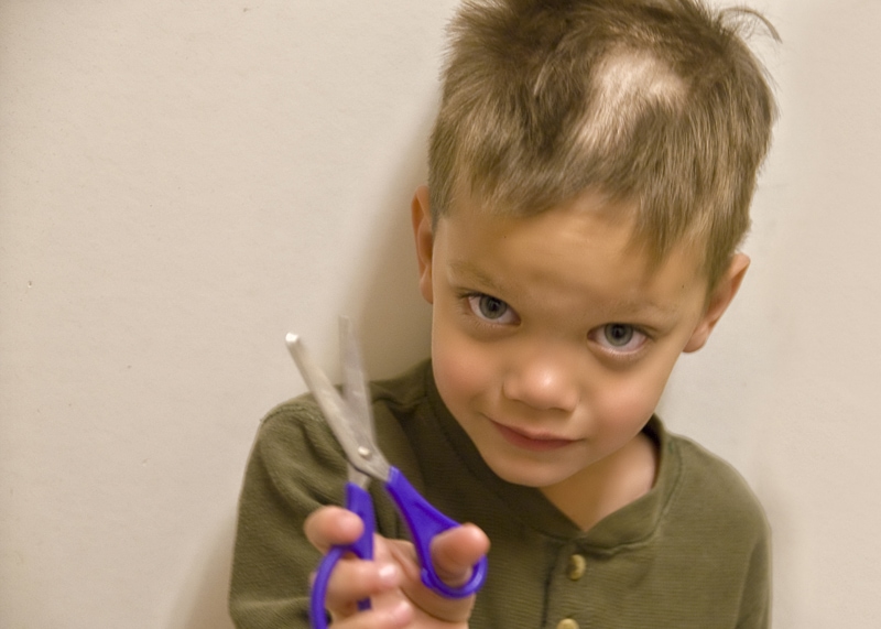 19 малышей, которые решили поиграть в Эдварда руки-ножницы и подстригли сами себя 59