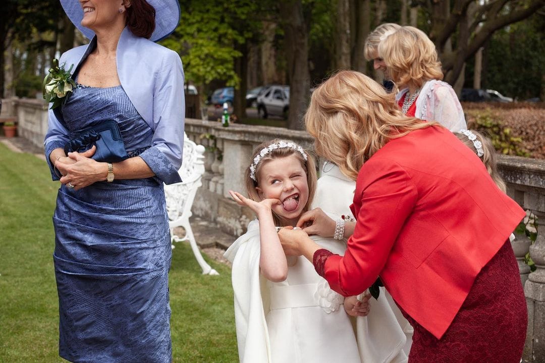 16 кадров британского фотографа, который не стесняется показывать честные снимки со свадеб 55