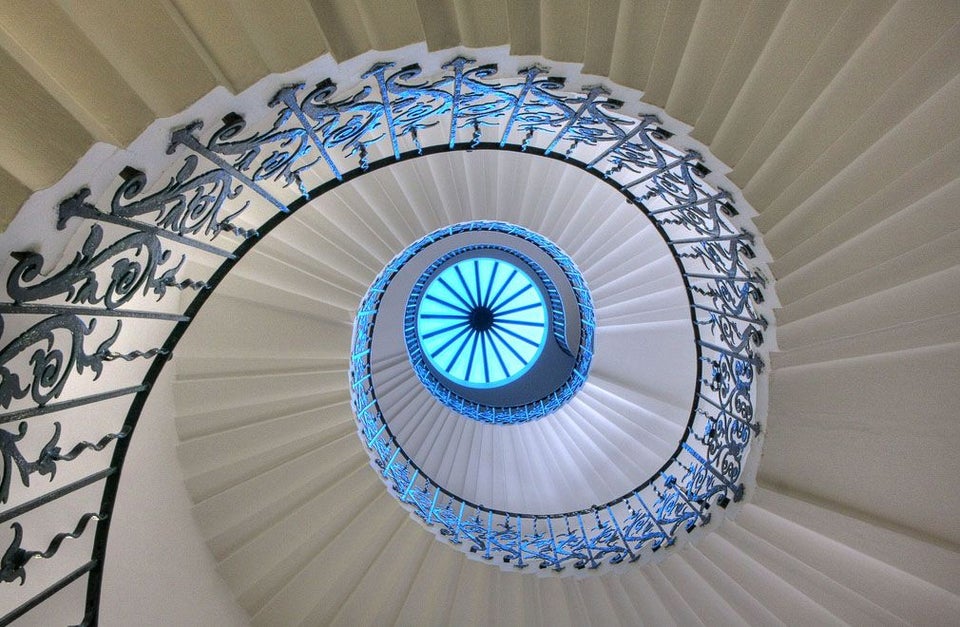 16 фотографий потрясающих винтовых лестниц, чья красота может вскружить голову кому угодно 64