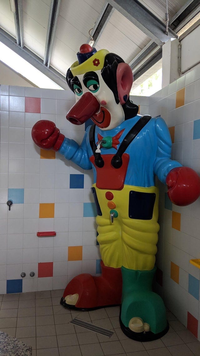 15 слегка пугающих фотографий, которые показывают, что клоуны могут поджидать вас в самом неожиданном месте 48