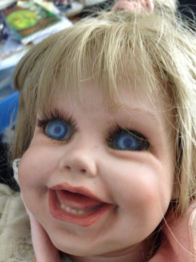 15 случаев, когда люди находили пугающих кукол, внешний вид которых может кого угодно свалить наповал 52