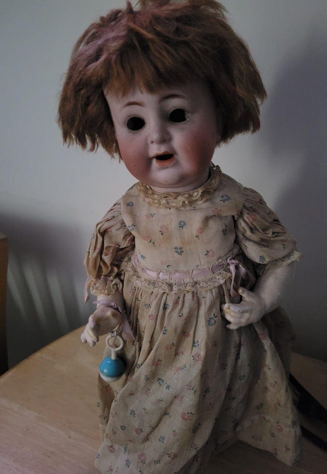15 случаев, когда люди находили пугающих кукол, внешний вид которых может кого угодно свалить наповал 46